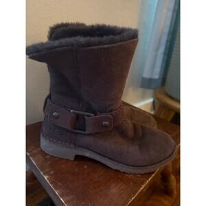 UGG Brown Winter Boots with Cozy Lining and Durable Sole, size 6 - Used